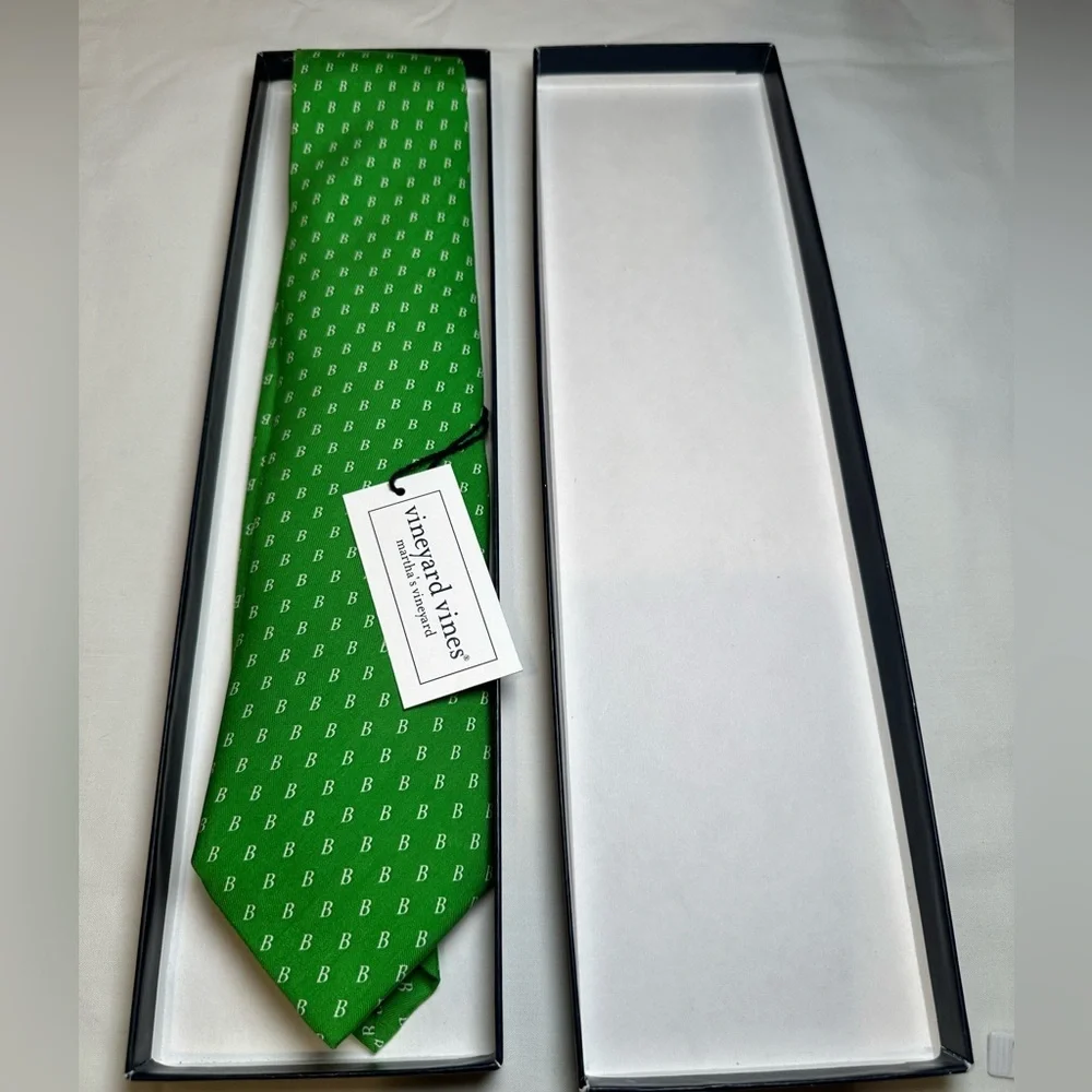 Vineyard Vines Custom Collection Bold Green Patterned Tie NWT